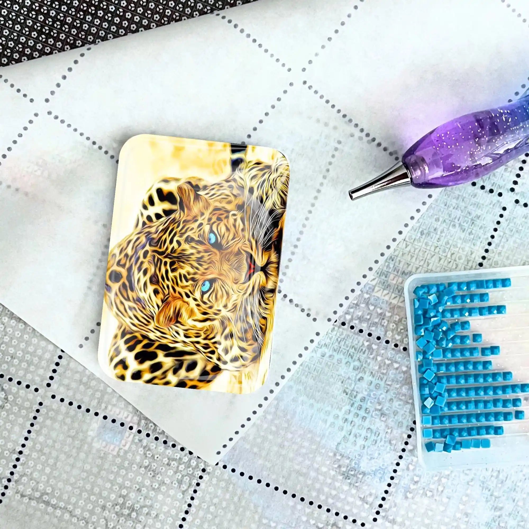 Cover Minder - Leopard Blue Eyes
